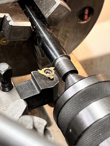 Tour a métaux en train de réaliser un filetage